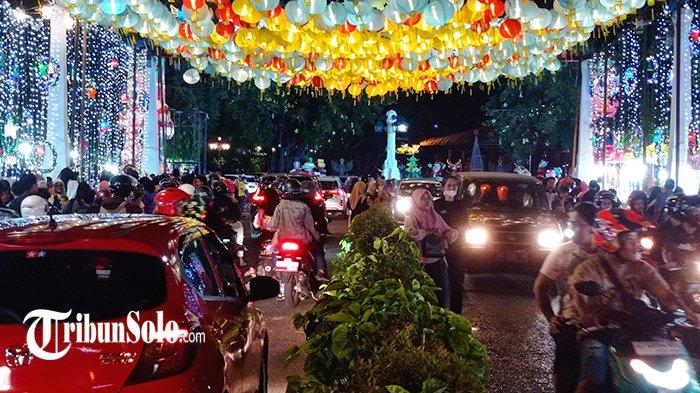 Suasana lalu lintas di kawasan Jembatan Pasar Gede Solo, Sabtu (23/12/2023). Warga memadati area tersebut untuk menikmati ornamen Natal, berupa lampion yang terpasang.