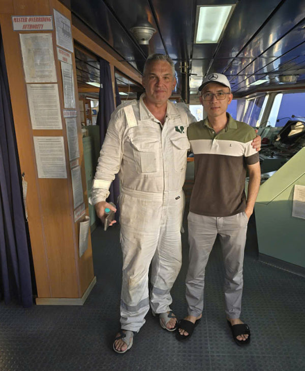 Captain Bui Duc Tuan (right) and captain of the ship MT MKD VYOM, from Ukraine (left). Photo: NVCC