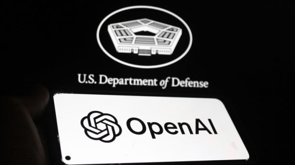 स्मार्टफोन स्क्रीनवर OpenAI लोगो आणि बॅकग्राउंडमध्ये युनायटेड स्टेट्स डिपार्टमेंट ऑफ डिफेन्स लोगो