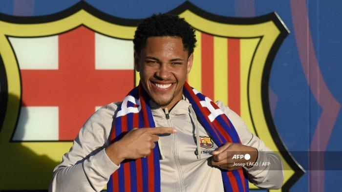 Penyerang Brasil Vitor Roque berpose untuk foto selama presentasi resminya sebagai pemain baru FC Barcelona di tempat latihan Joan Gamper di Sant Joan Despi, dekat Barcelona, ??pada 27 Desember 2023. Josep LAGO / AFP