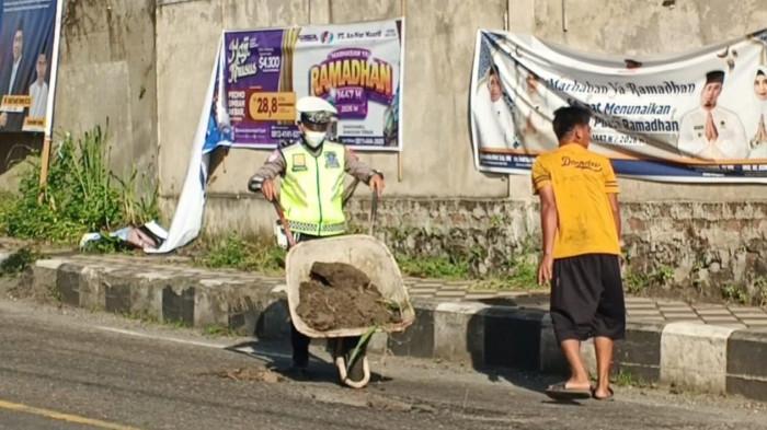 2026-03-06 - Aipda Herman menambal jalan berlubang 4