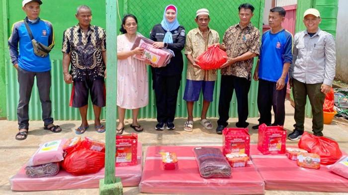 SERAHKAN BANTUAN -- Wakil Bupati Bangka Selatan, Debby Vita Dewi ketika menyerahkan bantuan kepada korban terdampak angin puting beliung di Desa Sadai, Jumat (6/3/2026). Total terdapat lima rumah yang mengalami kerusakan dampak cuaca ekstrem.