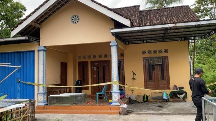 TKP PEMBUNUHAN - Kondisi tempat kejadian pembunuhan di Padukuhan Kaliurang, Kalurahan Argomulyo, Kapanewon Sedayu, Kabupaten Bantul, DI Yogyakarta, Kamis (26/2/2026) siang.