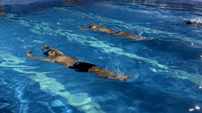 Meski diperbolehkan, berenang saat puasa tetap harus dilakukan dengan hati-hati agar tidak menelan air.