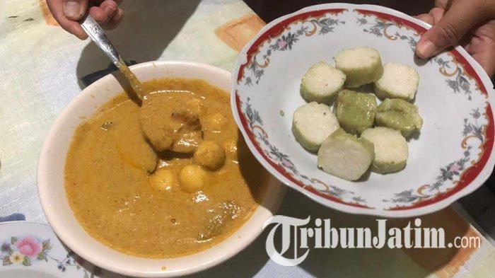 Lontong Bumbu Ladan jadi menu wajib pada tradisi Rebo Wekasan atau Rabu Wekasan di Desa Suci, Kecamatan Manyar, Gresik, Jawa Timur, Rabu (21/9/2022).