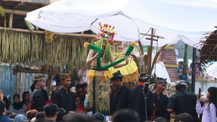 SEBLANG OLEHSARI - Seblang diawali pada Jumat, 4 April 2025. Seblang Olehsari merupakan ritual kuno yang telah dilaksanakan sejak zaman leluhur masyarakat setempat. Penarinya merupakan keturunan dari para penari sebelumnya. 