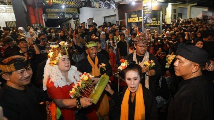 Ritual adat Seblang Bakungan digelar masyarakat Osing Banyuwangi di Sanggar Seblang, Kelurahan Bakungan, Kecamatan Glagah, Minggu malam (23/6/2024).