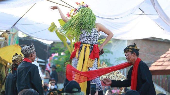 Tari mistis Seblang Olehsari, Banyuwangi, Senin (24/4/2023).