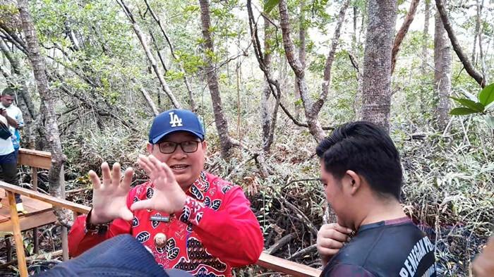 ​WISATA MANGROVE - Bupati Belitung Timur, Kamarudin Muten (Afa) mendatangi kawasan Wisata Mangrove Keretak Nujau, Gantung, Jumat (6/3/2026). Afa menekankan agar pengelola wisata tidak hanya menjual keindahan pemandangan, tetapi juga mulai membangun narasi budaya dan sejarah lokal layaknya pariwisata di Bali untuk menarik minat wisatawan mancanegara.