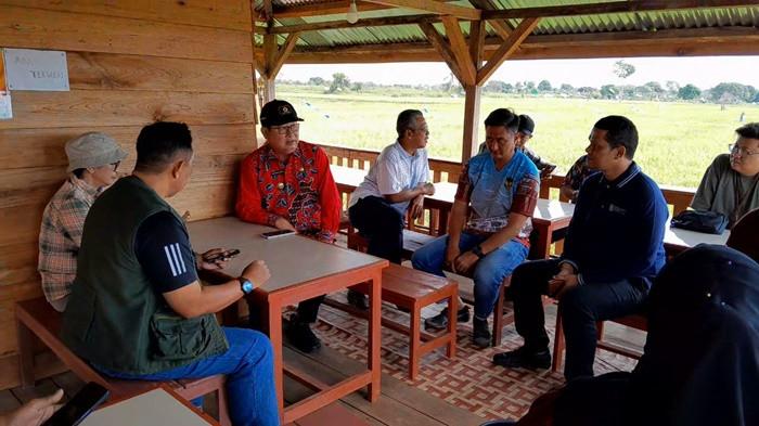 ​DORONG PRODUKTIVITAS - Bupati Belitung Timur, Kamarudin Muten (Afa) berdiskusi bersama Camat Gantung, Kepala Desa Gantung, dan jajaran kepala SKPD saat meninjau kawasan Keretak Sawah Danau Nujau, Gantung, Jumat (6/3/2026). Afa mendorong jajarannya untuk terus mendampingi petani agar hasil panen yang semula 3,5 ton dapat konsisten naik menjadi 6 ton, mengingat potensi tersebut sangat mungkin dicapai dengan pengelolaan dan teknik yang lebih baik dibandingkan tahun-tahun sebelumnya.