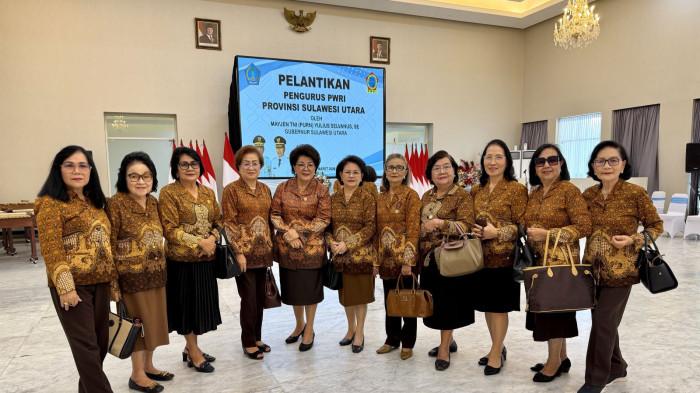 LANTIK: Gubernur Sulawesi Utara Yulius Selvanus Komaling (YSK) melantik pengurus Persatuan Wredatama Republik Indonesia (PWRI) dalam sebuah acara yang digelar di Wisma Negara Bumi Beringin, Manado, Jumat siang (6/3/2026). Sebut keberadaan PWRI memiliki peran penting dalam pembangunan daerah.