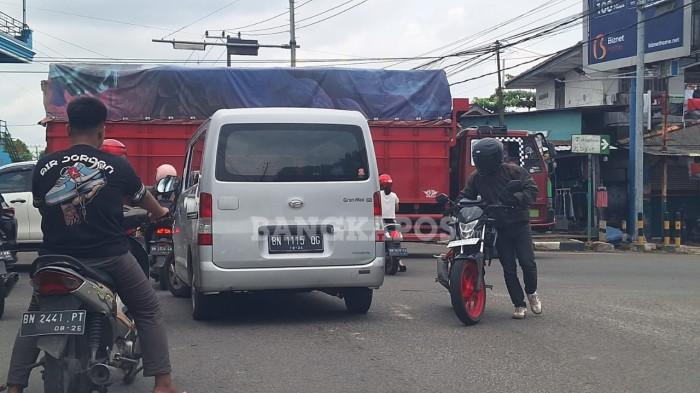 20260306 Pria asal Selindung, Kota Pangkalpinang saat mendorong motornya