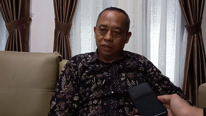 KEPALA DESA - Kepala Desa Sukamenak, Sukarna memberikan keterangan soal terkendala lahan untuk pembangunan KDMP di Desa Sukamenak, Kecamatan Sukarame, Kabupaten Tasikmalaya, Jumat (6/3/2026).