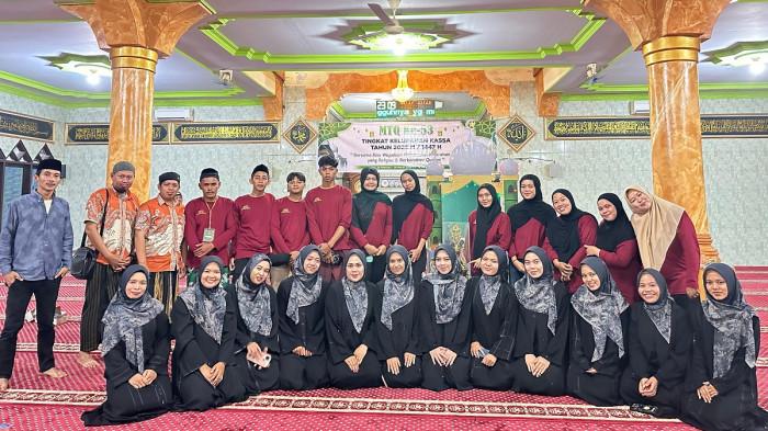 PANITIA MTQ - Jajaran Panitia MTQ ke-53 Tingkat Kelurahan Kassa foto bersama usai penutupan kegiatan, di Masjid Muhajirin Bulisu, Kecamatan Batulappa, Kabupaten Pinrang, Sulsel, Rabu (5/3/2026). Masjid Muhajirin Bulisu jadi tuan rumah.