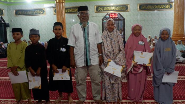 JUARA MTQ - Kepaa Lingkungan Bulisu, Naris, (tengah) berfoto bersama pemenang MTQ ke-53 Kelurahan Kassa Kategori Tilawah Remaja usai penutupan kegiatan, di Masjid Muhajirin Bulisu, Kecamatan Batulappa, Kabupaten Pinrang, Sulsel, Rabu (5/3/2026). Masjid Muhajirin Bulisu juara umum.