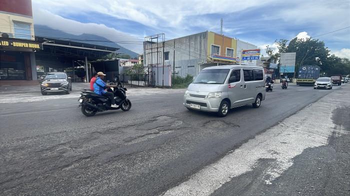 JALAN RUSAK - Jalan Nasional di Kota Bitung terpantau ada himpit puluhan titik rusak. Mulai dari depan Kantor Lurah Wangurer Timur sampai ke jalan Sam Ratulangi depan Kantor Walikota Bitung.