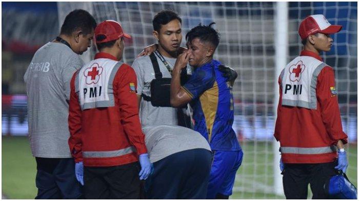 Pemain penyerang-sayap Persib Bandung Febri Hariyadi saat menjalani perawatan selama pertandingan melawan Persis Solo dalam lanjutan grup A Piala Presiden 2024 di Stadion Si Jalak Harupat, Kamis (25/7/2024).