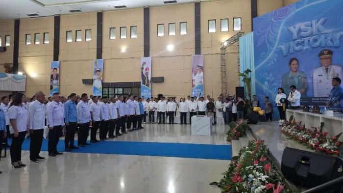 HADIRI - Gubernur Sulawesi Utara, Yulius Selvanus Komaling (YSK), menghadiri pelantikan.L0-9