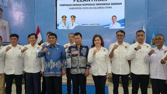 HADIRI - Gubernur Sulawesi Utara, Yulius Selvanus Komaling (YSK), menghadiri pelantikan 1