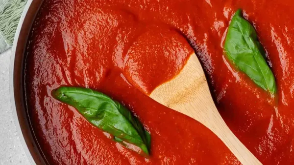 डॉक्टरांच्या मते टॉमेटो सॉस देखील शरीरासाठी घातक असतो. पराठा किंवा इतर पदार्थांसोबत अनेकजण सॉस खातात. सॉसमध्ये 'नो एडेड शुगर' असा दावा केला जातो पण हा दावा फसवा आहे. सर्व सॉसमध्ये साखर मिसळलेली असते. फक्त १ चमचा सॉस खाल्लात तरी तुम्ही १ चमचा साखर शरीरात घालत आहात.