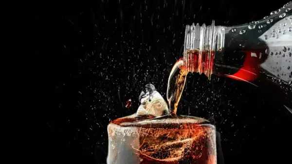 कोला आणि इतर सॉफ्ट ड्रिंक्स लोक खूप पितात. अनेक जण 'शुगर फ्री' वाली पितात पण कोणतीही सॉफ्ट ड्रिंक खरोखर शुगर फ्री नसते. सर्वांत साखर भरपूर प्रमाणात मिसळलेली असते जी इन्सुलिन वाढवते आणि हृदयविकाराचा धोका वाढवते. यात फ्रूट ज्यूसही समाविष्ट आहे. फळे खाल्ल्याने सर्व पोषक तत्त्वे मिळतात पण ज्यूस बनवल्याने ते तितके हेल्दी राहत नाहीत. बाजारातील फ्रूट ज्यूस फ्रुक्टोजने भरलेले असतात आणि ते फॅटी लिव्हरची समस्या वाढवतात.