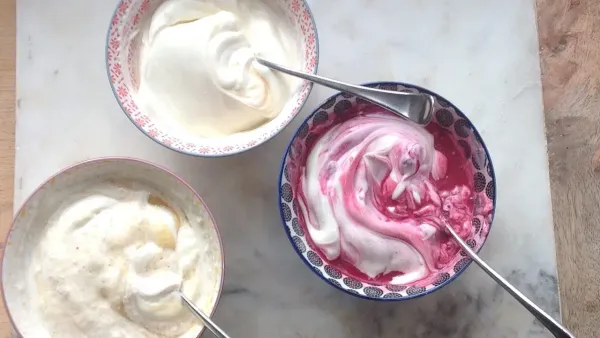 साधे दही किंवा घरचे दही खाल्ल्यास ते आरोग्यासाठी उत्तम असते. पण फ्लेवर्ड दही खात असाल तर तुम्ही फक्त साखरच घेत आहात. फ्लेवर्ड दहीमध्येही 'नो एडेड शुगर' असा दावा केला जातो पण तो खरा नसतो. हे तुमच्या आरोग्याला नुकसान पोहोचवतात.