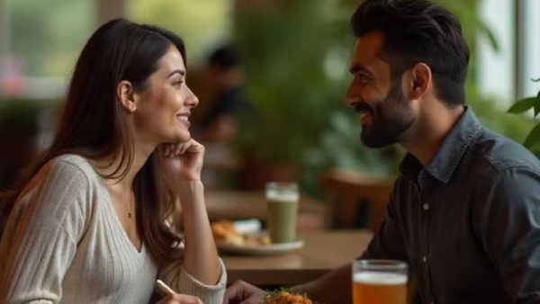 काही लोकांची व्यक्तिमत्त्वाची जादू अशी असते की ते पहिल्याच भेटीत समोरच्याच्या मनावर छाप सोडतात. जर तुम्हालाही एखाद्या खास व्यक्तीला पहिल्याच भेटीत आपलंसं करायचं असेल तर काही सोप्या पण प्रभावी टिप्स तुमच्या नक्कीच उपयोगी पडू शकतात.