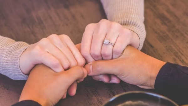 पहिल्या भेटीत आत्मविश्वास खूप महत्त्वाचा असतो. समोरच्याशी बोलताना त्यांच्या डोळ्यांत डोळे घालून संवाद साधा. यामुळे तुमच्यातील प्रामाणिकपणा आणि आत्मविश्वास दिसून येतो. 