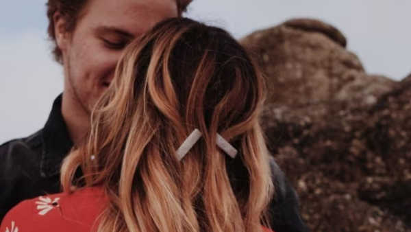 पहिल्या भेटीतच समोरच्याच्या आवडी-निवडी छंद आवडते विषय याबद्दल विचारपूस करा. यामुळे त्यांना आपल्यात रस आहे अशी सकारात्मक भावना निर्माण होते. 