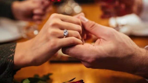 पहिली भेट ही नात्याची सुरुवात असू शकते. योग्य संवाद सकारात्मक देहबोली आणि प्रामाणिक वागणूक यामुळे तुम्ही समोरच्याच्या मनात खास स्थान निर्माण करू शकता.