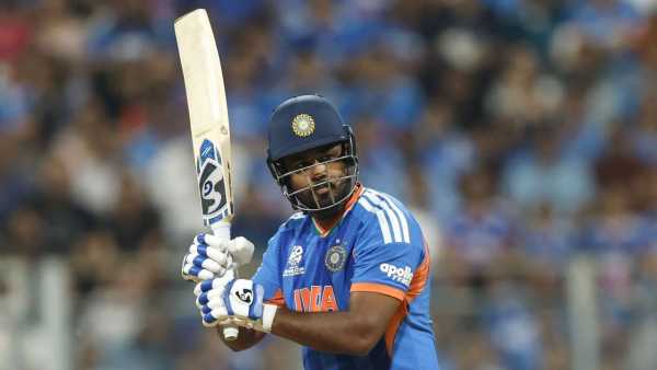 टी20 वर्ल्डकप 2026 स्पर्धेच्या उपांत्य फेरीत भारत आणि इंग्लंड हे संघ आमनेसामने आहेत. भारताने नाणेफेकीचा कौल गमवल्याने प्रथम फलंदाजी करावी लागली. त्यामुळे भारताला 200 पार धावा करणं भाग आहे. कारण वानखेडेचं स्टेडियम छोटं आहे. त्या दृष्टीने संजू सॅमसनने फलंदाजी केली. (Photo- BCCI Twitter)