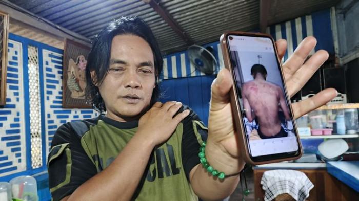 PERLIHATKAN FOTO - Bagus memperlihatkan foto anaknya yang mengalami luka akibat pengeroyokan oleh puluhan mahasiswa Undip Semarang, Kamis (5/3/2026). Anaknya mahasiswa FIB Undip dikeroyok karena dituding telah melakukan pelecehan.