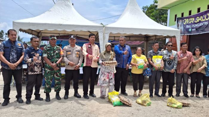 Warga Kecamatan Uluan Senang