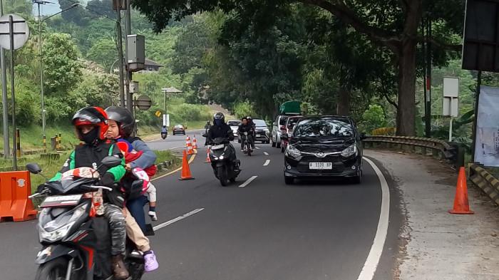JALUR MUDIK - Pengendara motor ketika melintas di pertigaan Cisinga yang menjadi salah satu jalur alternatif penghubung Kota dan Kabupaten Tasikmalaya yang bakal dilintasi para pemudik, Selasa (3/3/2026).