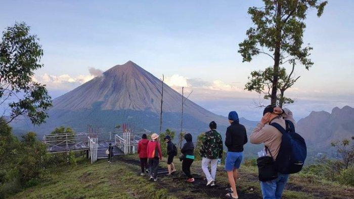 Keindahan menikmati matahari terbit di bukit Wolobobo, Desa Turekisa, Kecamatan Golewa Barat, Kabupaten Ngada, NTT, Rabu, (29/6/2022).