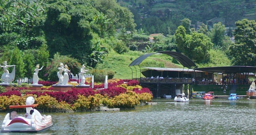 Taman Lembah Dewata di Jalan Raya Tangkuban Parahu, KM 3, Cibogo, Kecamatan Lembang, Kabupaten Bandung Barat, Jawa Barat.