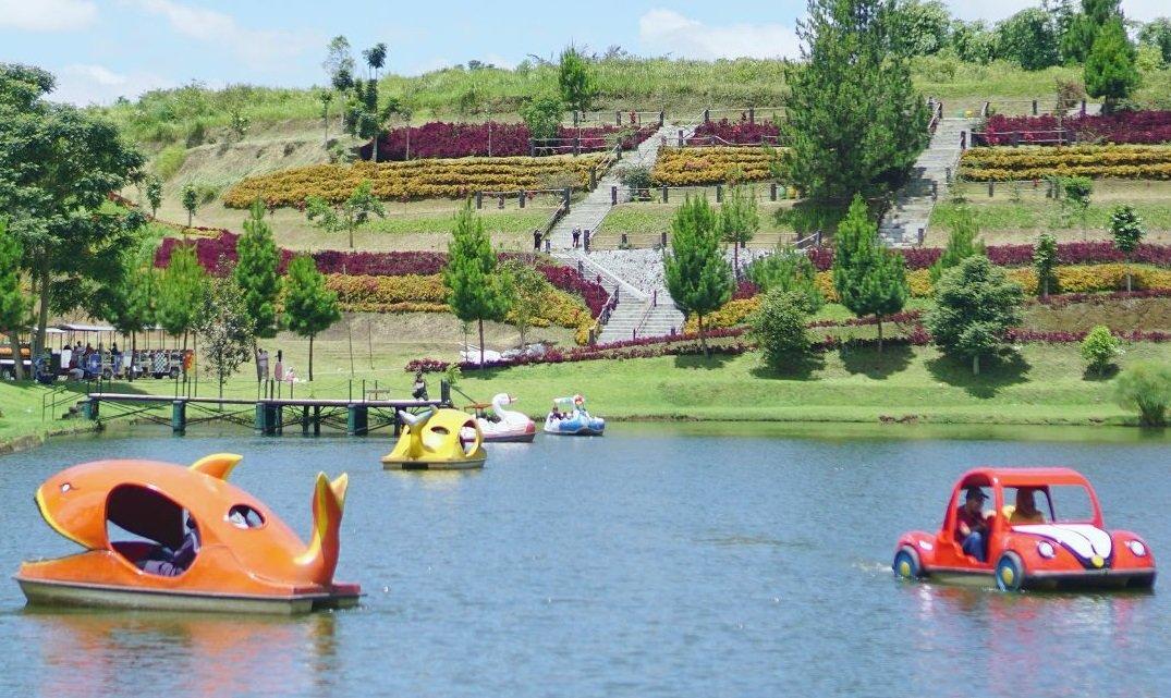 Taman Lembah Dewata memiliki daya tarik yang unik berkat desainnya yang menggabungkan dua budaya besar Indonesia, yaitu Bali dan Jawa.