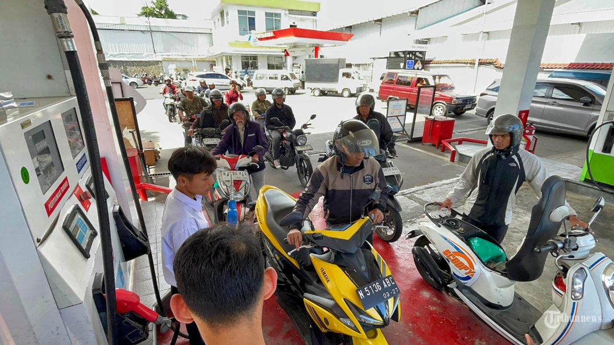 ANTRE BBM - Warga mengantre Bahan Bakar Minyak (BBM) di SPBU (Stasiun Pengisian Bahan Bakar Umum) Jalan Langsep, Kota Malang, Jawa Timur, Jumat (6/3/2026). Konflik antara Iran dengan Israel dan Amerika Serikat membuat Selat Hormuz ditutup sehingga distribusi minyak dunia terganggu. Akibat penutupan Selat Hormuz Kementerian Energi dan Sumber Daya Mineral (ESDM) menyebut cadangan BBM di Indonesia cukup untuk 20 hari pasca penutupan tersebut. SURYA/PURWANTO