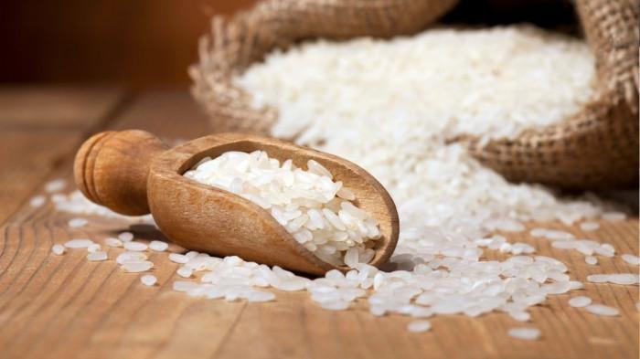 BANSOS 2026 - Ilustrasi bansos Beras - Kabar rencana bansos beras tambahan 20 kg kembali mencuat. Pemerintah memberi sinyal program ini berpeluang dilanjutkan pada 2026 dengan stok nasional ratusan ribu ton dan Bulog siap menyalurkan.