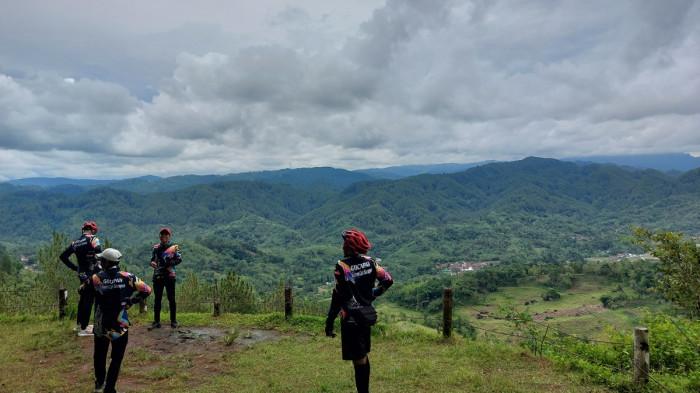 KAWASAN GEOPARK - Pengunjung berada di Bukit Pentulu Indah yang terletak di kawasan geopark wilayah Kecamatan Karangsambung Kabupaten Kebumen.
