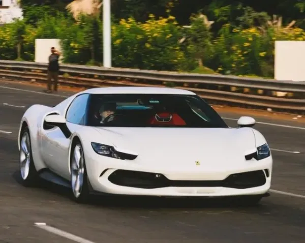 फेरारी 296 GTB गौतम सिंघानिया समोर