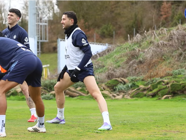 Pemain naturalisasi timnas Malaysia, Facundo Garces (kanan), saat ikut berlatih lagi dengan Deportivo Alaves pasca-pembekuan sanksi FIFA.