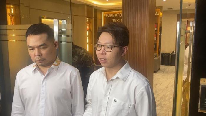 PEMERIKSAAN RICHARD LEE - Richard Lee (kanan) usai menjalani pemeriksaan di Gedung Direktorat Reserse Kriminal Khusus, Polda Metro Jaya, Kamis (19/2/2026). Richard Lee diperiksa sebagai tersangka atas kasus dugaan pelanggaran perlindungan konsumen produk dan perawatan kecantikan.