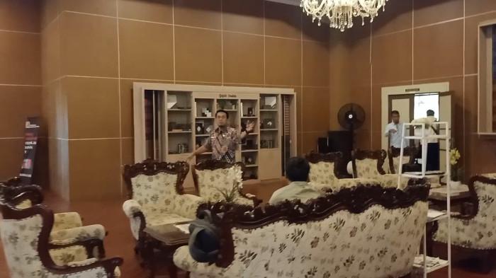 KPK LAKUKAN PENGGELEDAHAN - Tim penyidik KPK didampingi Sekda Kabupaten Pekalongan M Yulian Akbar saat menggeledah Kantor Bupati Pekalongan Fadia Arafiq, Jumat (6/3/2026). 