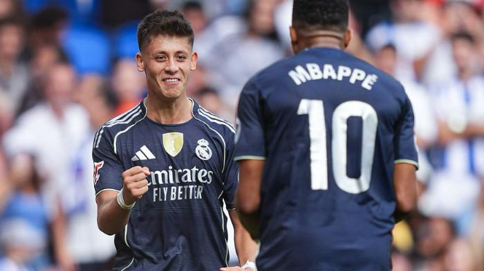 DUO MADRID - Pemain Real Madrid, Arda Guler (belakang) dan Kylian Mbappe (depan) melakukan selebrasi usai membobol gawang Real Sociedad pada pertandingan Liga Spanyol pekan ke-4 di Reale Arena, Sabtu (13/9/2025) malam WIB. (Instagram Madrid - 13/9/2025)