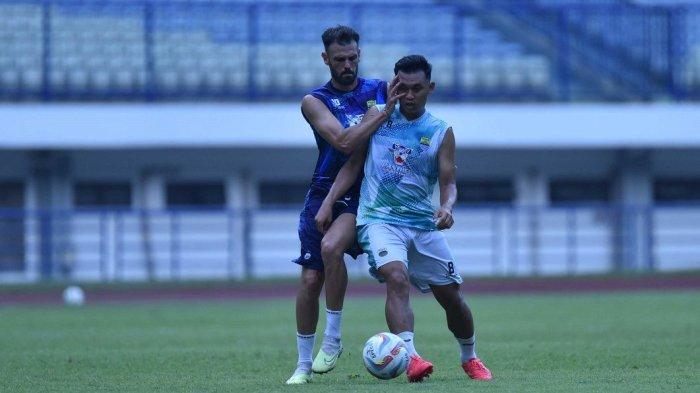 Tyronne Del Pino (kiri) berebut bola dengan Abdul Aziz dalam gim internal Persib Bandung di Stadion Gelora Bandung Lautan Api, Sabtu, (18/11/2023).