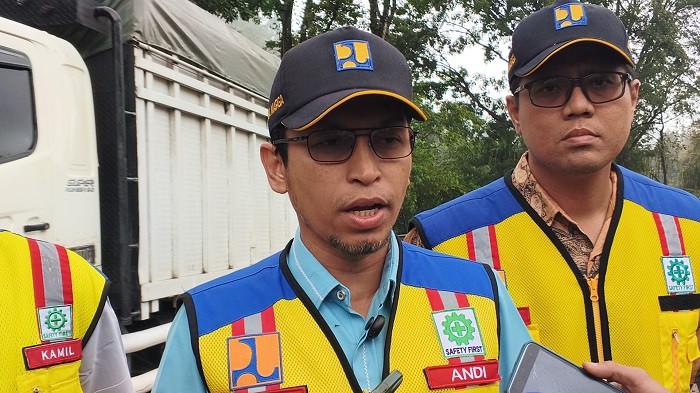 JALAN NASIONAL SUMBAR - Kepala BPJN Sumbar Elsa Putra Friandi meninjau kondisi Jalan Nasional di kawasan Sitinjau Lauik, Jumat (6/3/2026). Peninjauan ini guna memastikan kesiapan jalur tersebut menghadapi arus mudik Lebaran 1447 Hijriah.