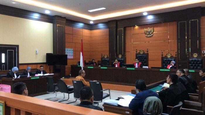 TUNTUTAN KASUS TIPIKOR- Suasana persidangan perkara dugaan korupsi penyalahgunaan dana subsidi Bus Trans Padang pada Perumda Padang Sejahtera Mandiri (PSM) Tahun Anggaran 2021 di Pengadilan Tindak Pidana Korupsi (Tipikor) Padang, Selasa (3/3/2026). Dalam sidang tersebut, Jaksa Penuntut Umum menuntut mantan Direktur Utama Perumda PSM Poppy Irawan dengan pidana penjara 7 tahun 6 bulan, sementara terdakwa Teddy Alfonso dituntut 3 tahun 6 bulan penjara.