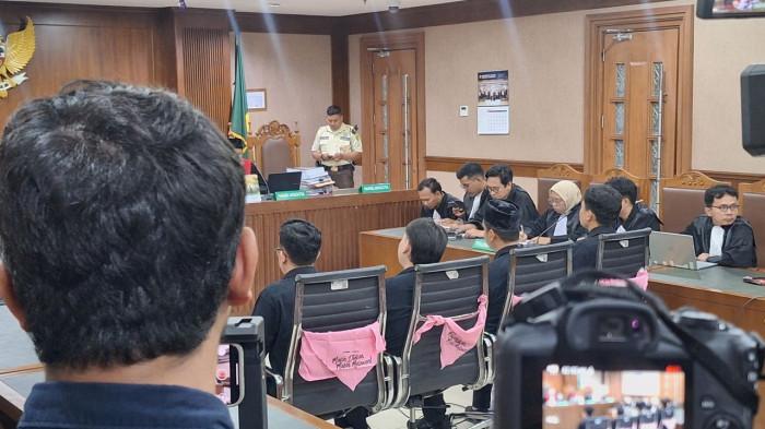 SIDANG VONIS - (Dari kiri ke kanan) Terdakwa perkara dugaan penghasutan Demo Agustus 2025 Delpedro Marhaen, Muzaffar Salim, Syahdan Husein, dan Khariq Anhar, duduk di kursi pesakitan menjelang pembacaan putusan (vonis) di Ruang Sidang Kusuma Atmaja 4, PN Jakarta Pusat, Jumat (6/3/2026). Di awal persidangan, Ketua Majelis Hakim sempat memperingatkan pengunjung agar tidak gaduh dan mengancam akan mengeluarkan siapa pun yang mengganggu jalannya sidang.