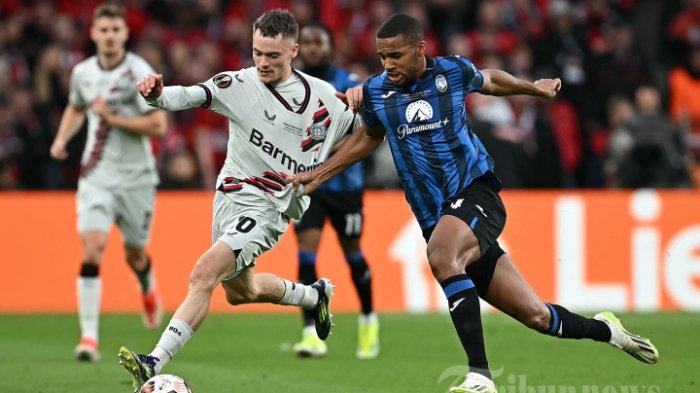 LEVERKUSEN MENANG TELAK - (Arsip Foto 2024) Gelandang Bayer Leverkusen asal Jerman #10 Florian Wirtz (kiri) berebut bola dengan bek Atalanta asal Swedia #04 Isak Hien (kanan) pada pertandingan sepak bola final Liga Europa UEFA antara Atalanta dan Bayer Leverkusen di stadion Dublin Arena, Dublin, pada bulan Mei 22 Agustus 2024. (Photo by Paul ELLIS / AFP)